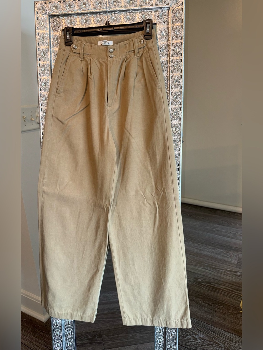 Madewell Women’s Pleated Chinos in Light Khaki
They fit xs and small.